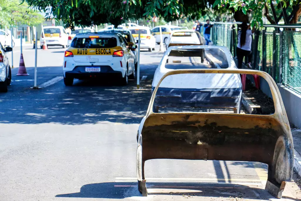 Em carro de autoescola, candidato faz prova de baliza usando protótipos (Foto: Juliano Almeida/Arquivo).
